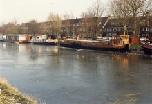 832743 Gezicht op het bevroren Merwedekanaal te Utrecht, met enkele woonboten langs de Merwedekade.